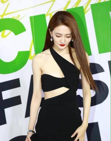 原创徐璐生图状态不错身穿撕裂镂空长裙秀出没有赘肉的好身材