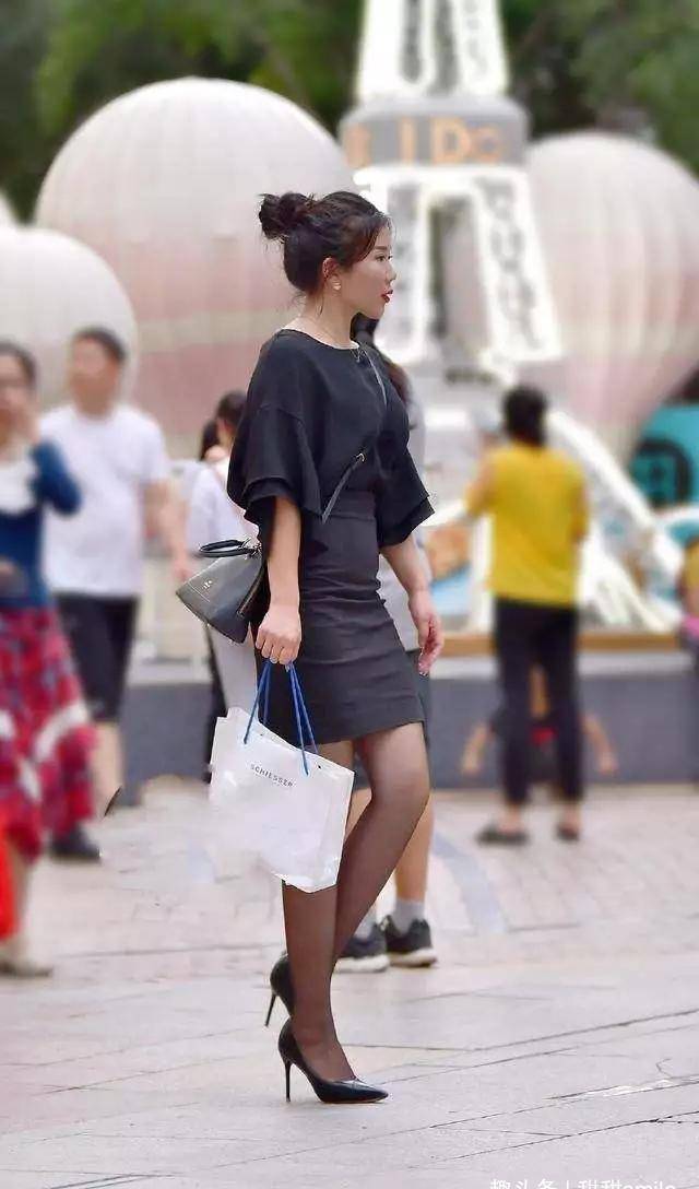 街拍:美女一双尖头的粗跟鞋穿搭在脚上,走起路来也更加的有范