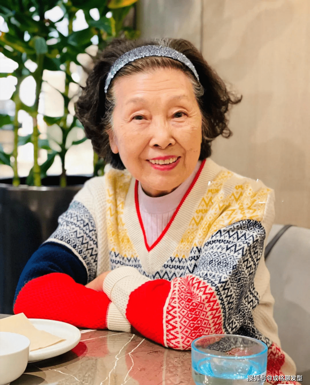 原创82岁阿婆有颗不老心烫卷发涂口红还爱穿裙子气质优雅令人羡慕