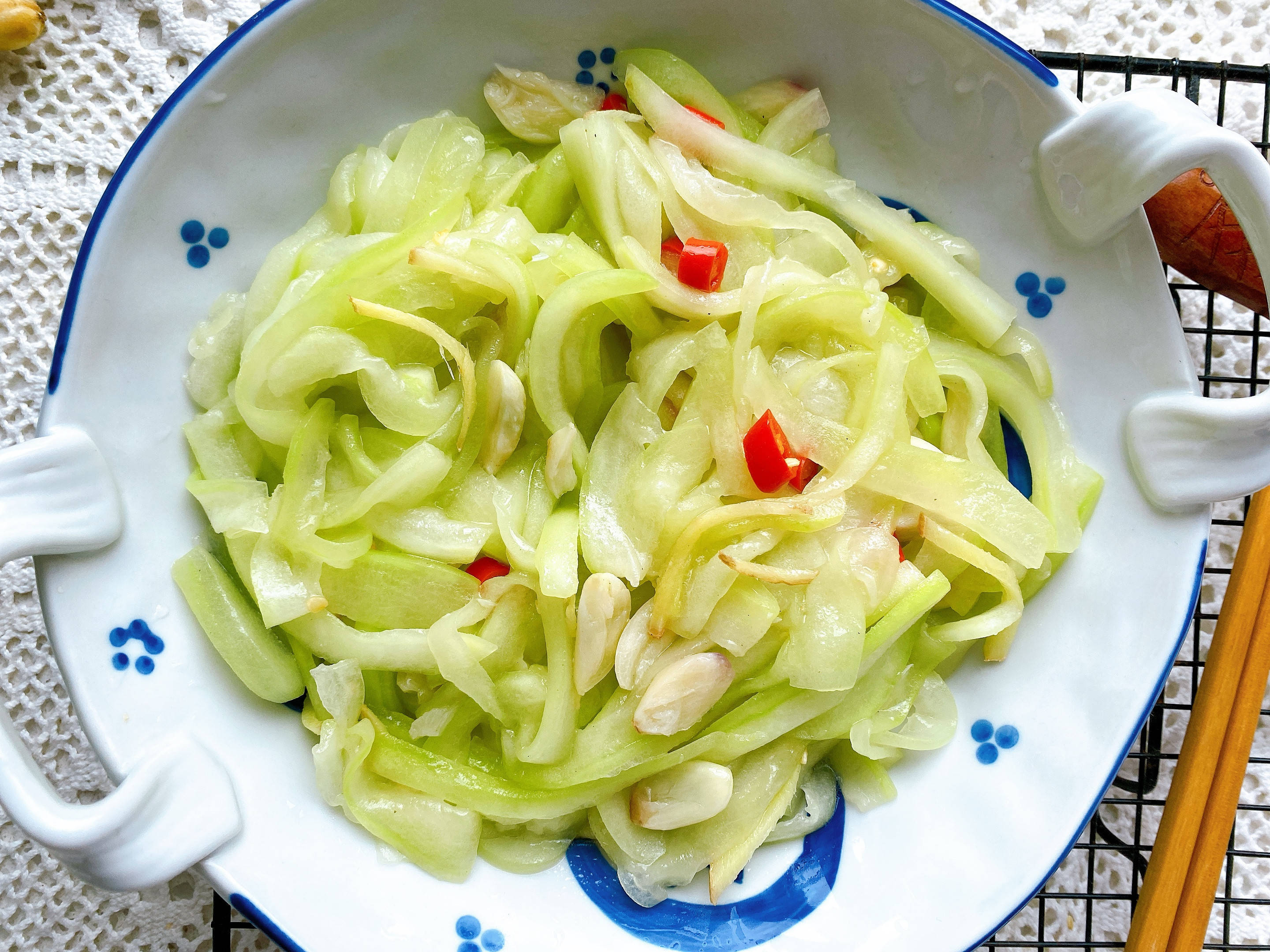 苦夏才不苦",所以苦瓜成了夏季最受欢迎的那点"苦",苦瓜的营养价值