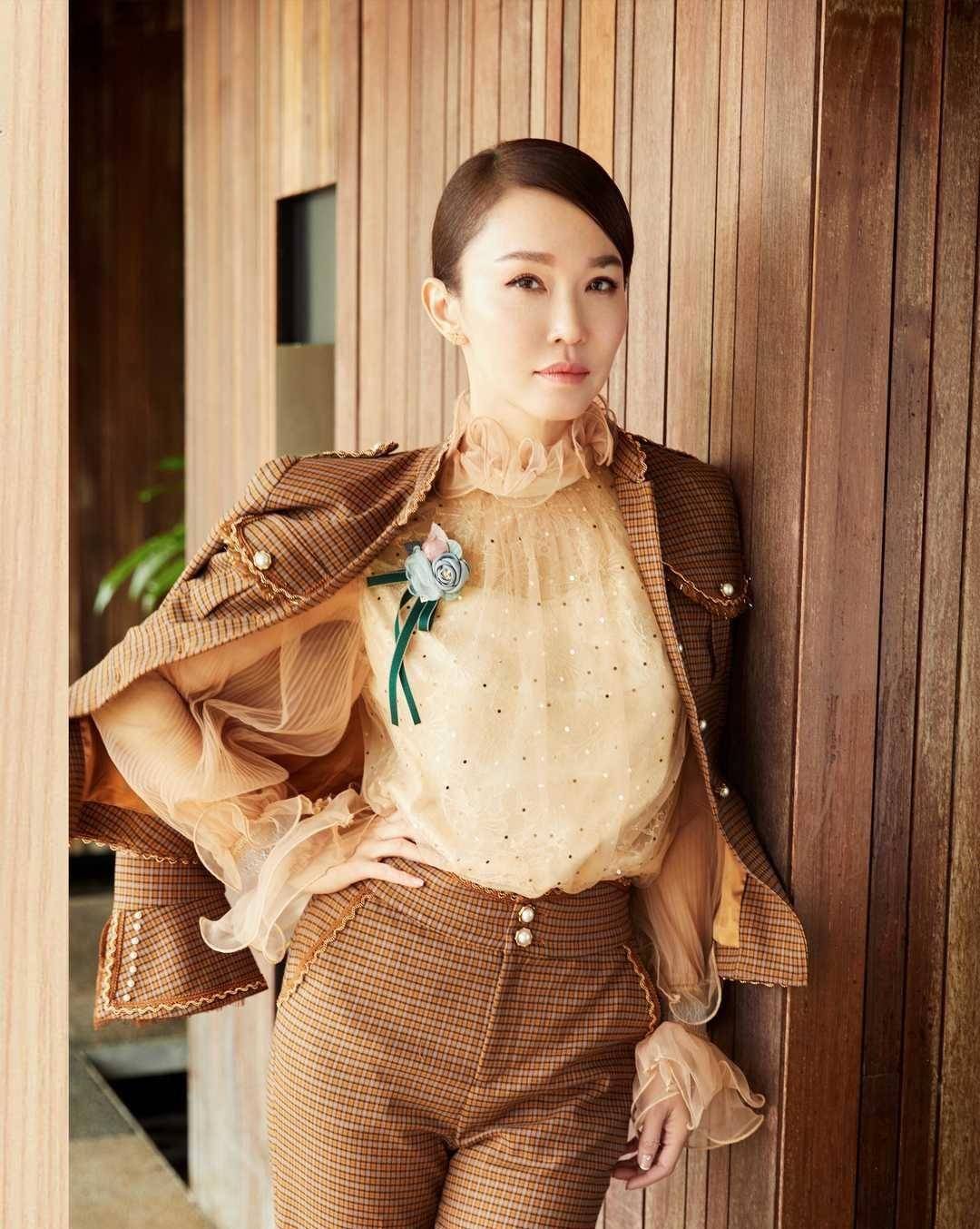 范文芳真有一张"国际脸",穿绿色上衣配花裙子,不俗反而很时髦_身材