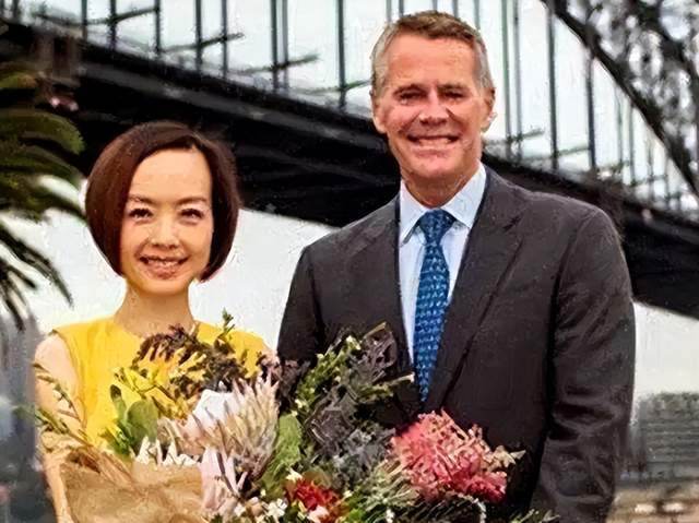 52岁鲁豫近照脸颊凹陷 麻杆腿快成筷子了