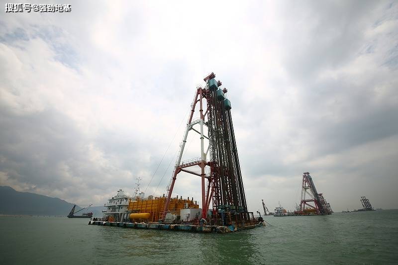 海上深层水泥搅拌桩施工船介绍