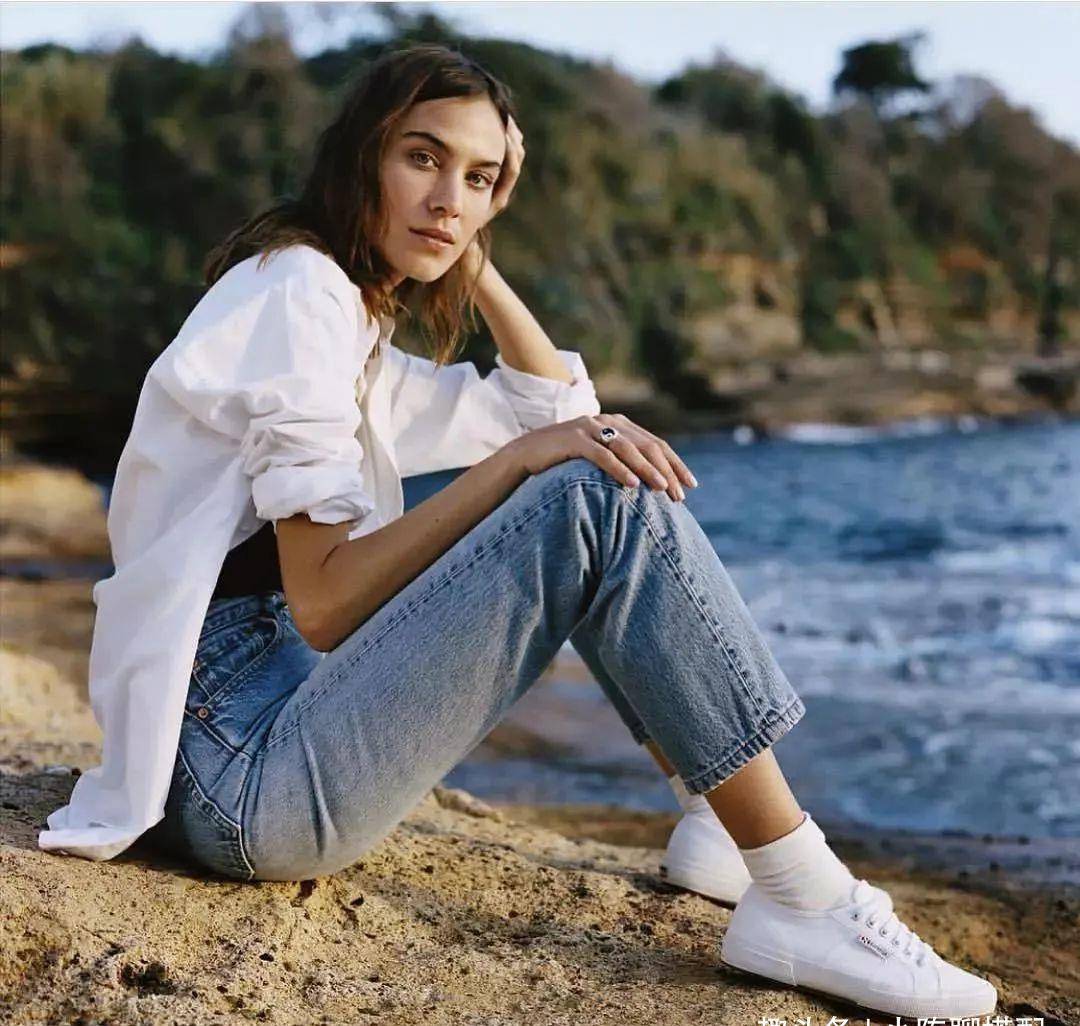 原创夏天要想舒适和时髦都在小白鞋穿搭一定要学会选对款型更美