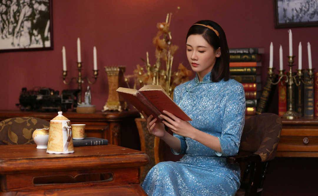 原创苗苗真的好美啊穿蓝色旗袍长裙显现出女性古典气质魅力十足