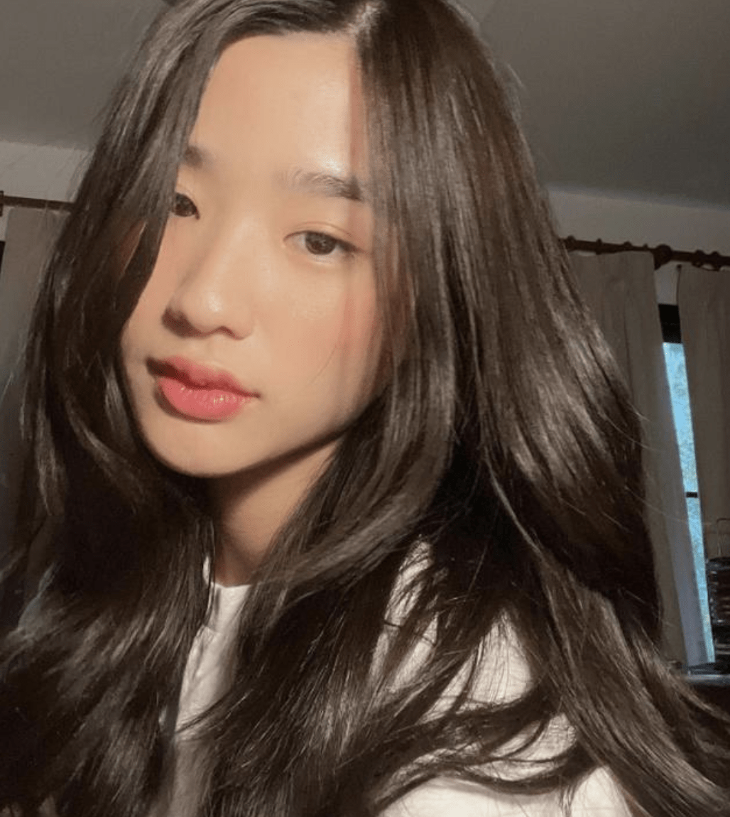 小s二女儿分享自拍,穿背心秀直角肩气质温婉,被赞像泰国版杉菜_lily