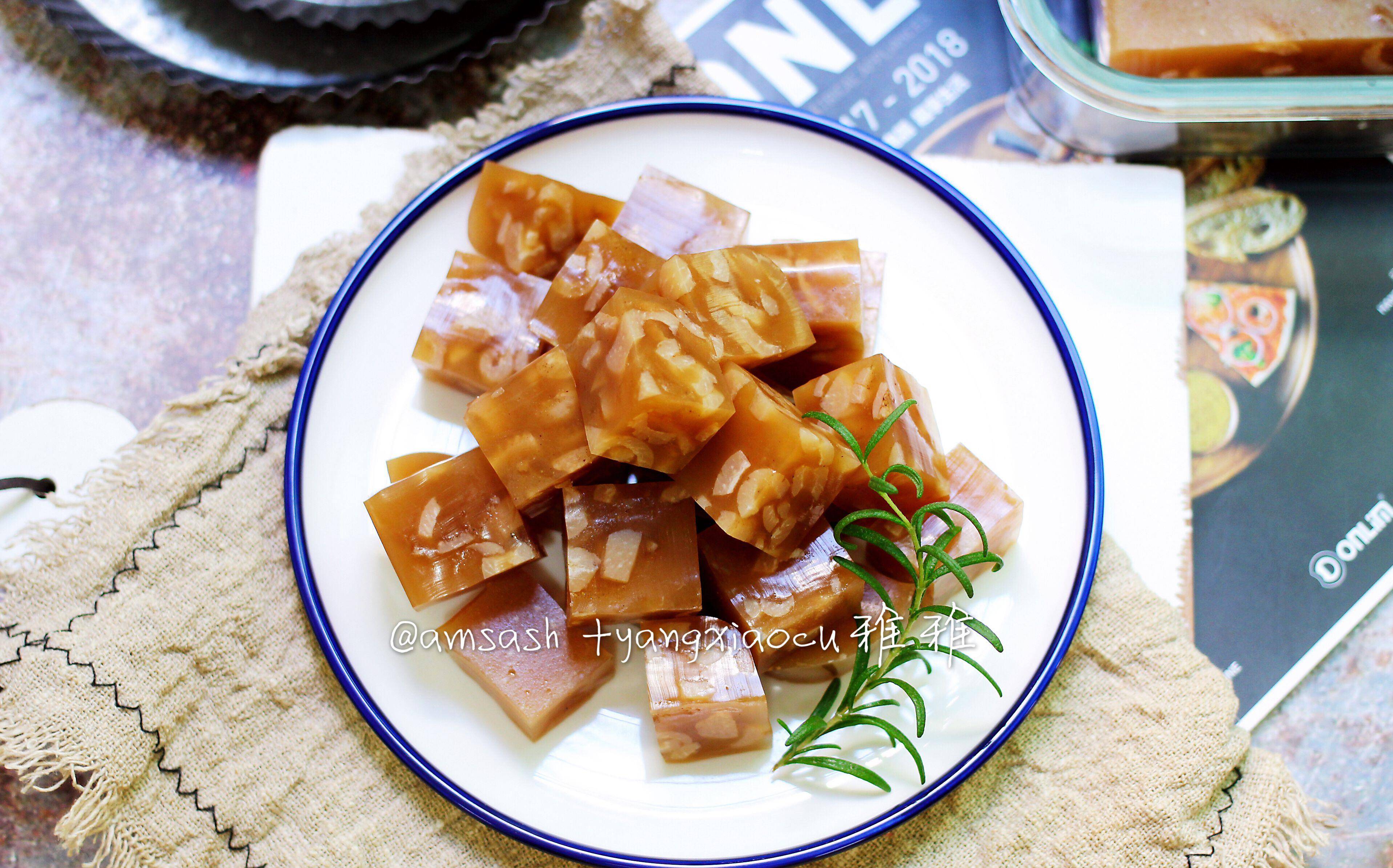 肉皮冻制作材料:猪皮500g 五香粉1小勺 生抽15g 盐少许制作步骤:1.