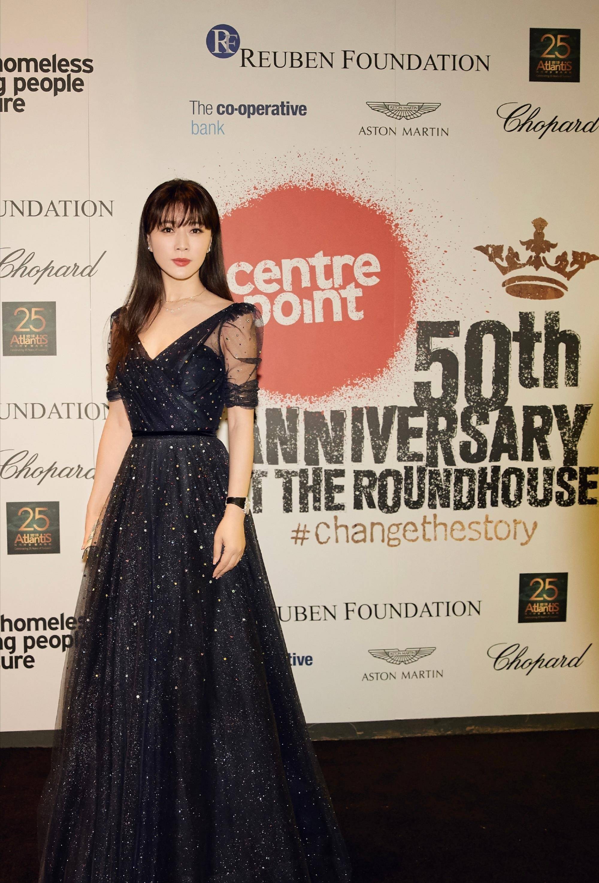 44岁田海蓉柔而不腻,穿桃红旗袍娇俏艳丽,东方美演绎得恰到好处_身材