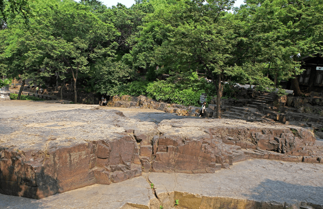 江苏一风景区，至今2500余年，风景优美，气温15.7度，夏日好去处