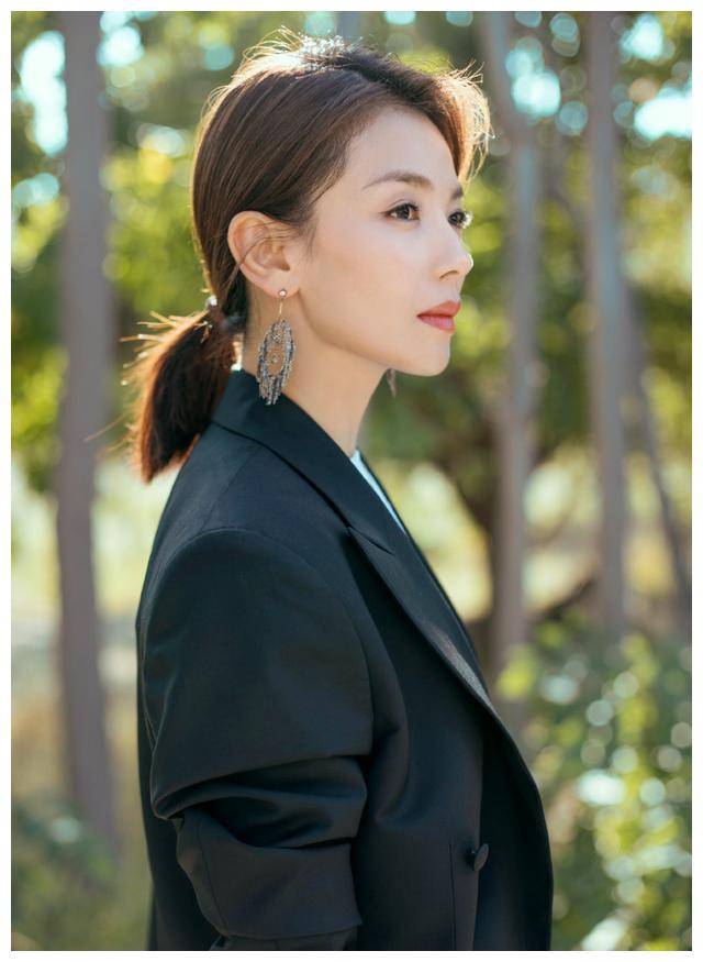 原创刘涛的高级感越来越强烈白t需配西装就这么美低马尾时髦洋气