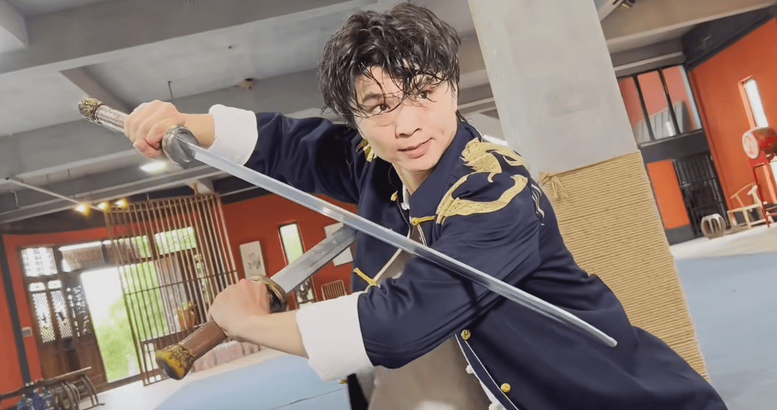 小伙手持双刀,在功夫训练场上尽情挥洒汗水,在空气中挥舞出双刀的花把