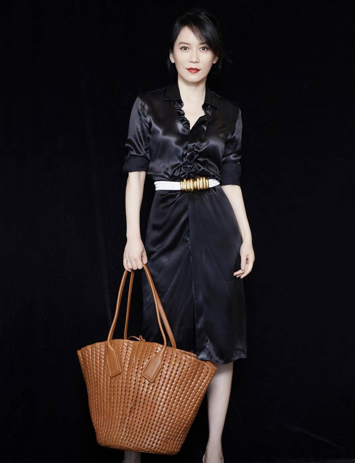 原来俞飞鸿身材这么饱满,穿紧身鱼尾裙亮相,这气质大婶中少见_连衣裙