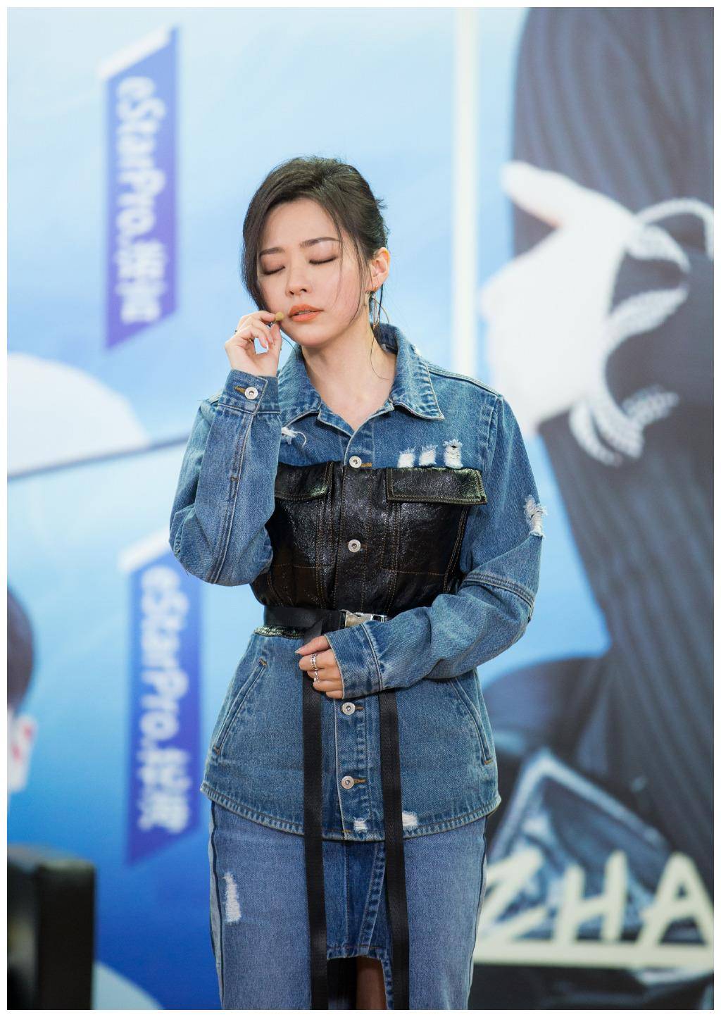 张靓颖嫌牛仔裙不够性感,特地在中间剪了一条宽缝,更有女人味了_小张