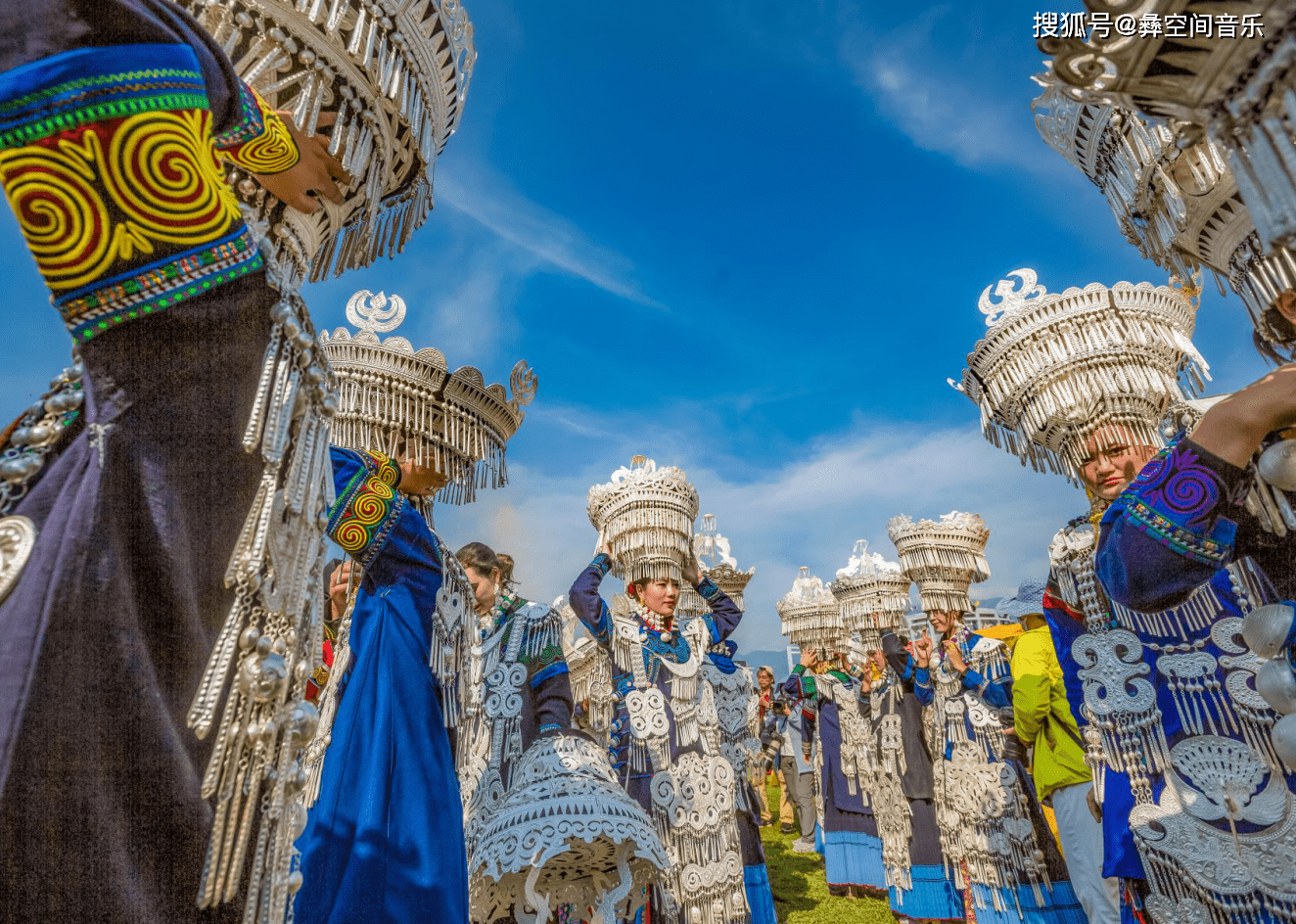 彝族火把节朵洛荷_姑娘_布拖县_草坪