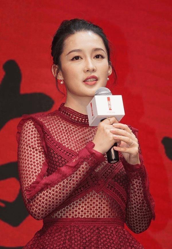 原创李沁的尺度也刚开了穿酒红色镂空连衣裙上性感下可爱