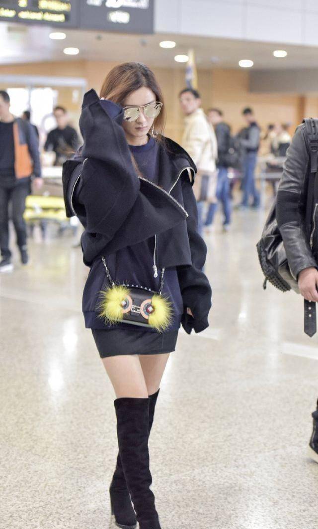 赵丽颖换了风格像换了个人,一身叠穿配长筒靴,辣妈身材不输女团_显得