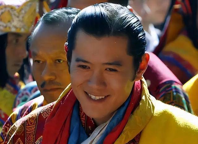 纪录片:17岁的不丹王子向一名7岁的藏族女孩求婚,经过13年的等待,他