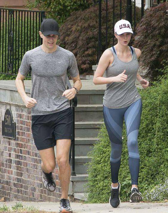 39岁伊万卡炎热海滩跑步表情挣扎,穿运动背心,身姿壮硕又健美_贾里德