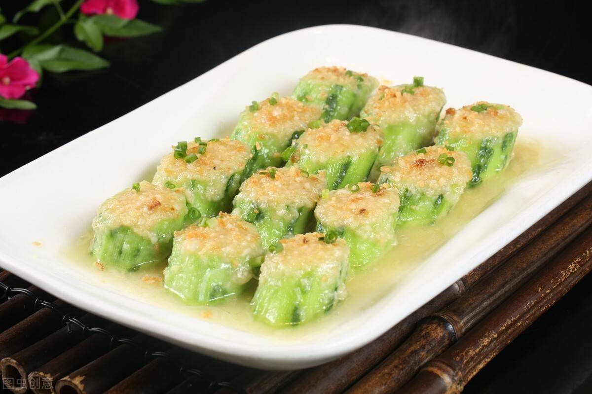 食材:丝瓜,酱油,植物油,芝麻油,大蒜.二,蒜蓉蒸丝瓜.4.