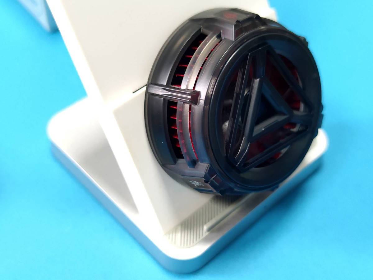 夏天还在为手机发热严重苦恼红魔冰磁磁吸散热器带你冰凉一夏