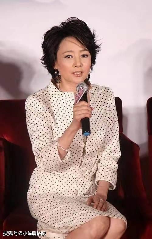 上影“厂花”张瑜,65岁穿着简约大方,到老也优雅