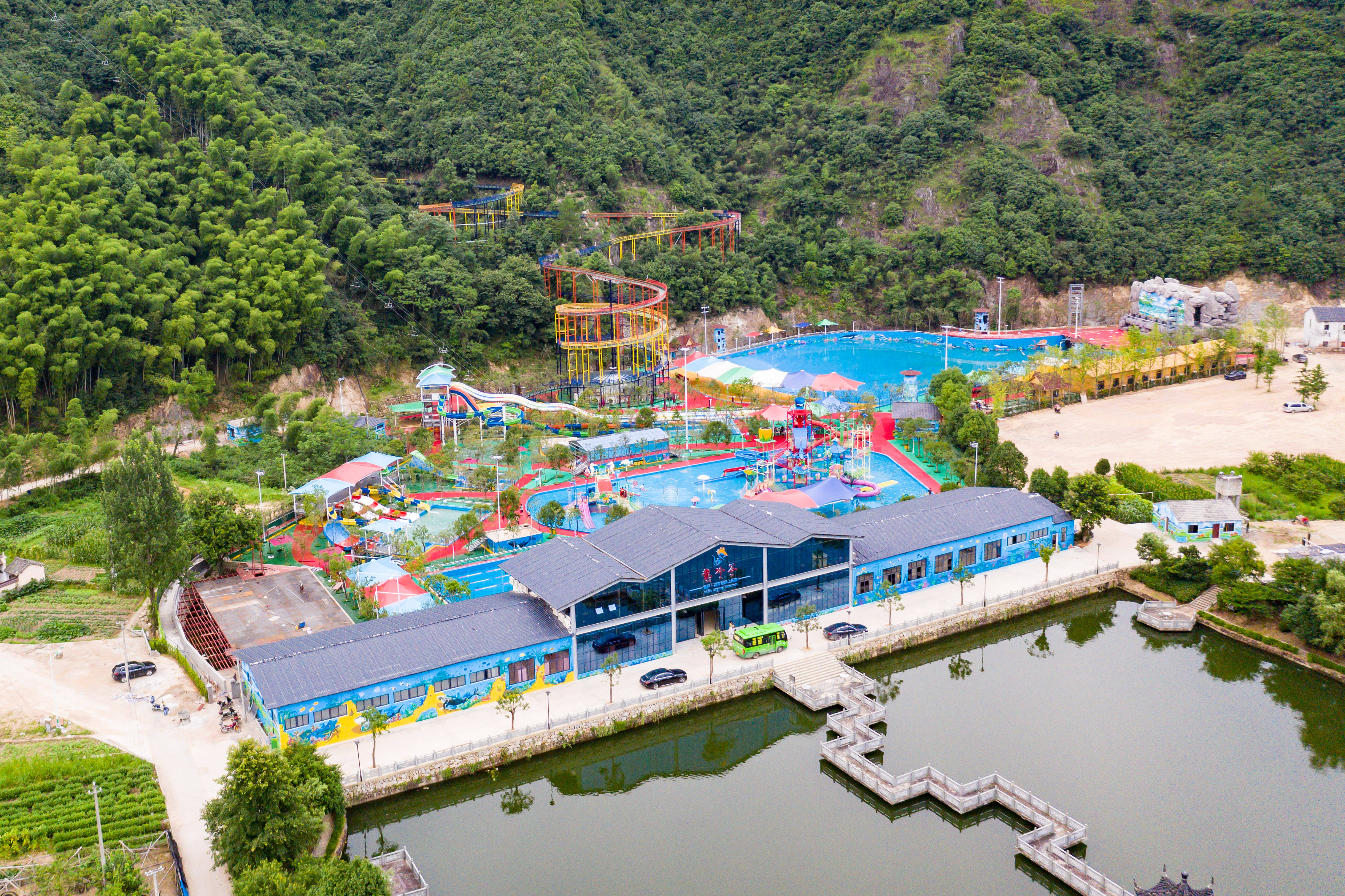 原创             杭州新开一座水上乐园，扎根山野之间，适合全家自驾游