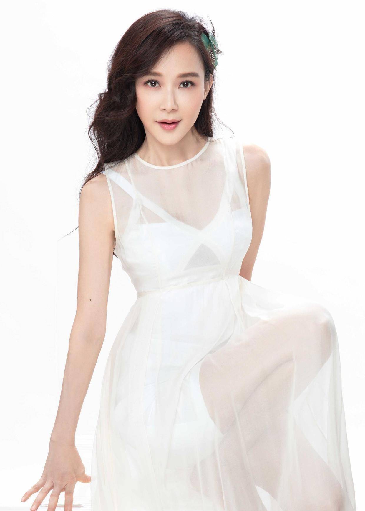 52岁的萧蔷身材没有一丝赘肉,穿紧身吊带裙亮相,真让大婶们羡慕_礼服