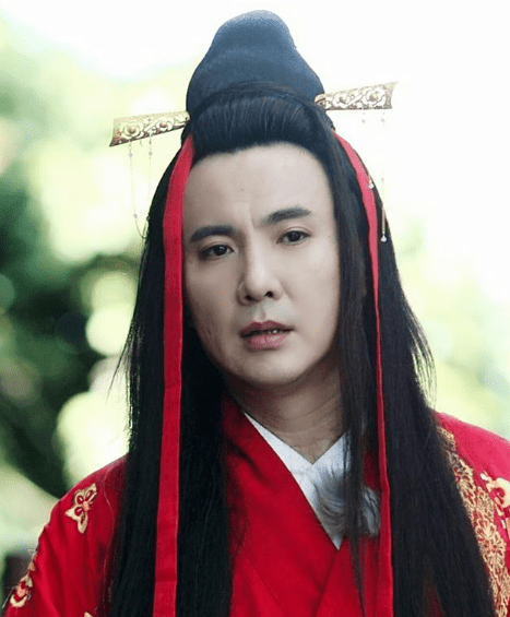 2001年,沈腾参演第一部电视剧,在情景喜剧《东北一家人》中饰马二虎