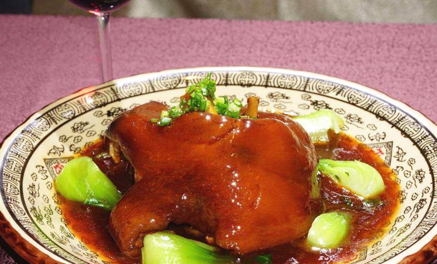 以上就是自贡牛佛烘肘比较正宗的饭店做法了,如果你想品尝一下牛佛