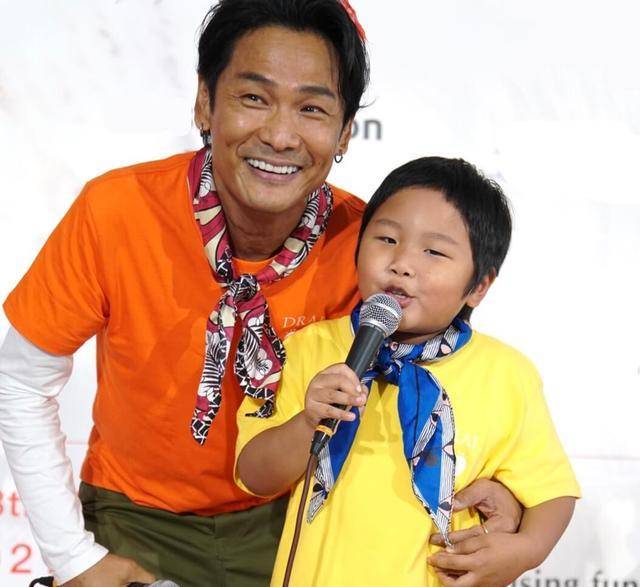 原创杜德伟一家豪宅过年儿子穿唐装头戴老虎发带妻子戴翡翠显贵气