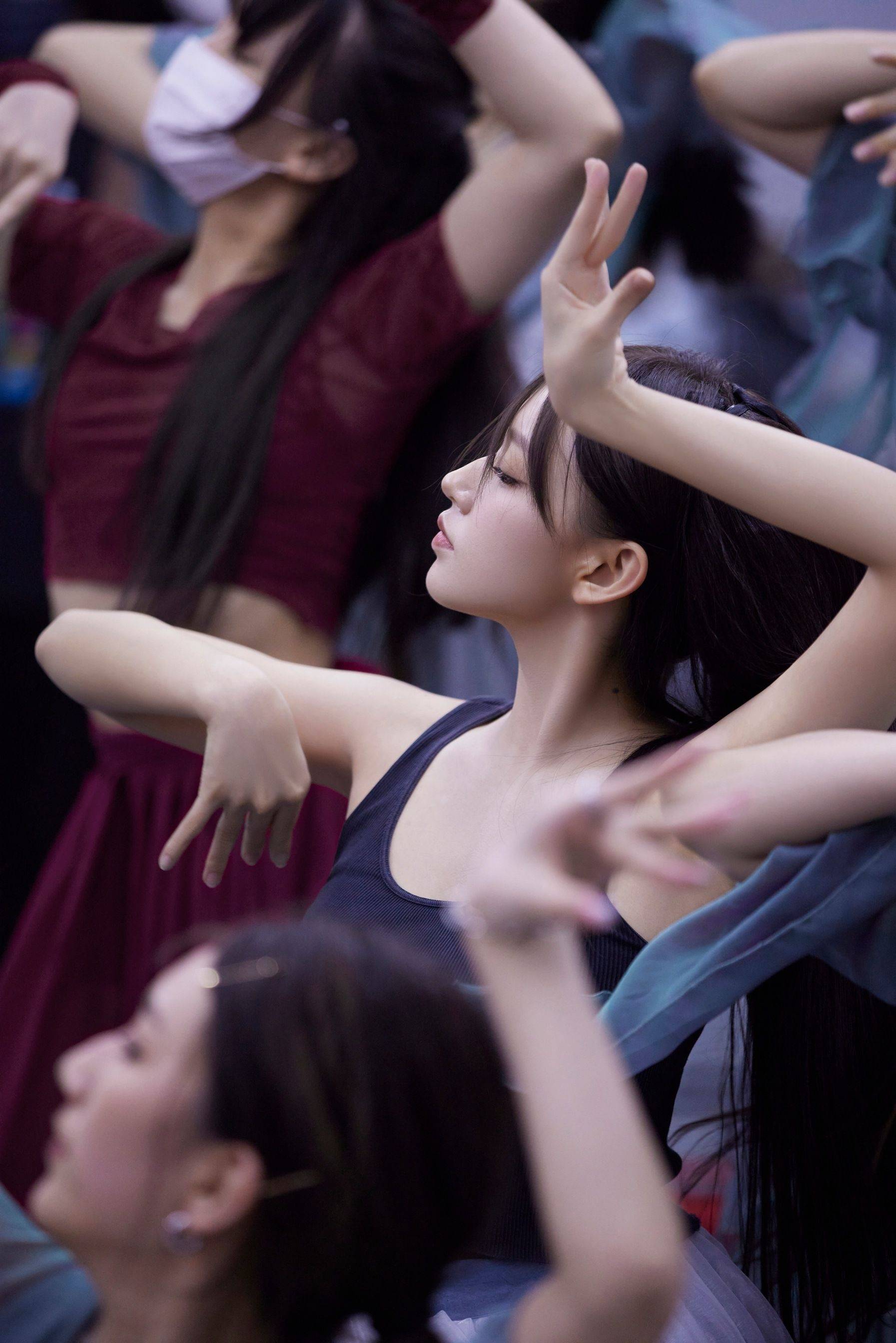 程潇蓝色蓬松长裙绝美舞台照_程潇_长裙_蓝色