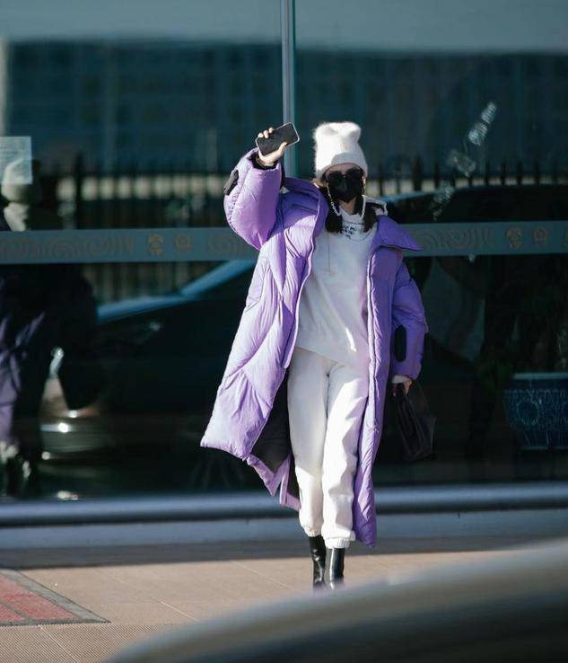 原创戚薇换新发型泡面头黑色挂脖连衣裙大晒美腿完美诠释冷艳二字