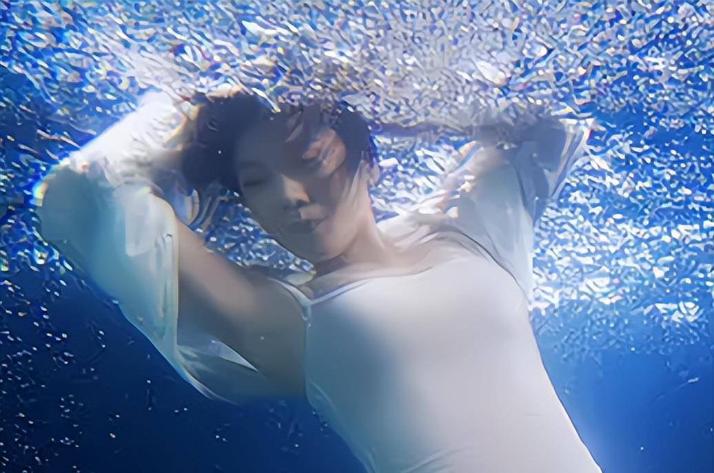闫妮水下写真火了,时隔7年再次被翻出,依然赏心悦目_照片_大片_阎在