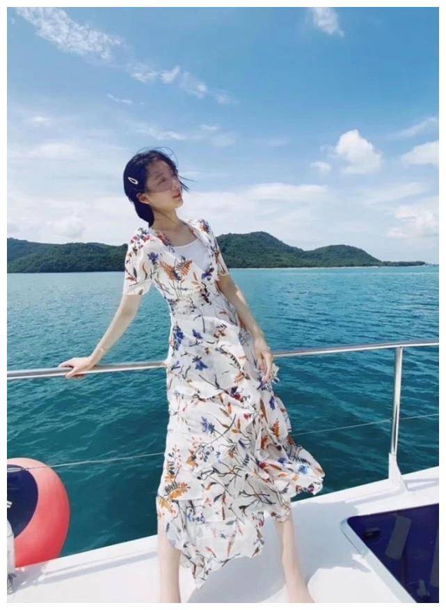 原来她就是《魔仙》的贝贝,长大后就有了"公主腿",羡慕不来_王子璇_穿