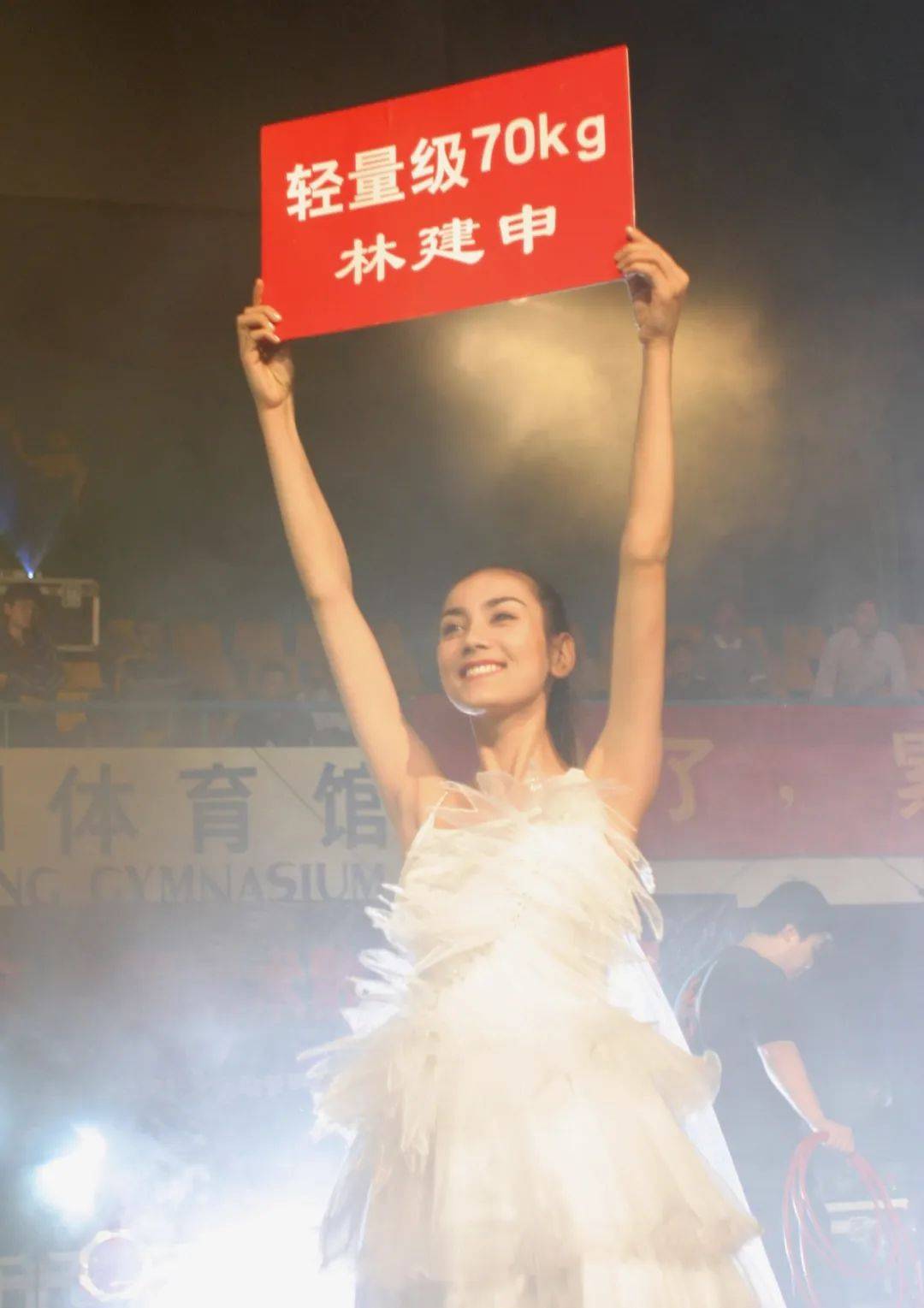 举牌女郎57年历史,至今仍存争议,有人强烈建议取消_比尔·米勒_拳击