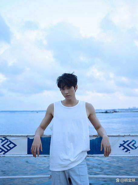 龚俊自律赢得好身材大热天在健身房一口气晒出4张八块腹肌照