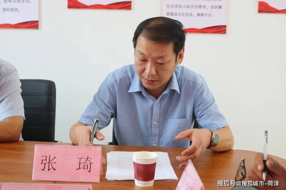 会上,李令建介绍软弱涣散党组织整顿提升情况,王庄村党支部书记徐振勇