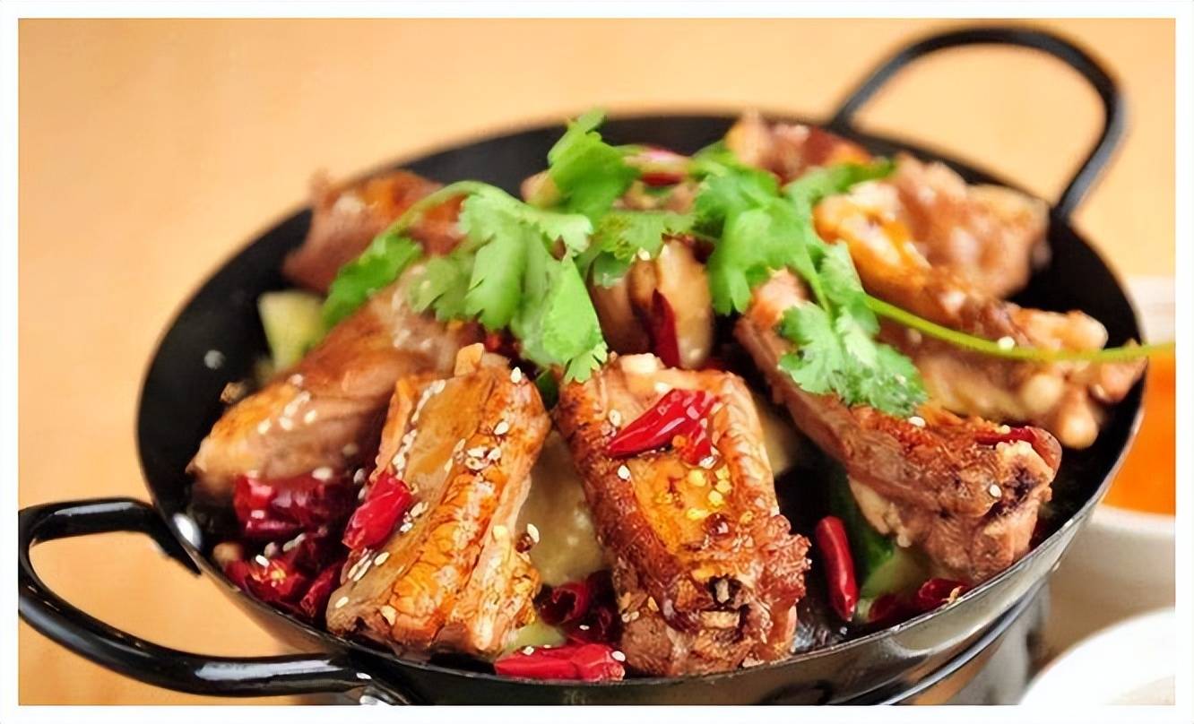 麻辣干锅排骨5,调入生抽,香油,翻炒均匀即可出锅.