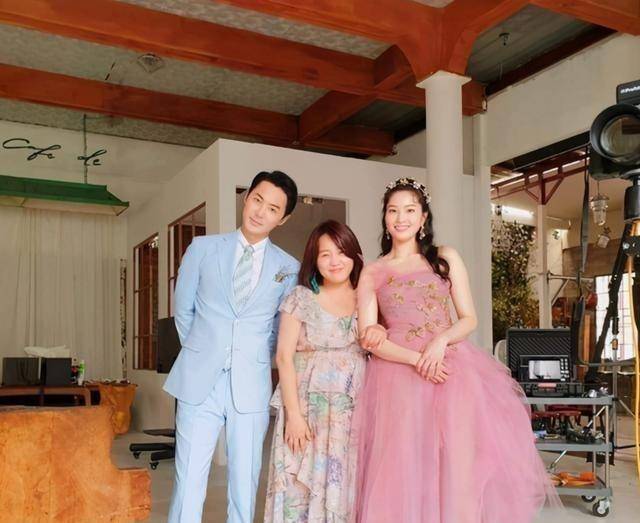 而在近日,junjin和妻子的结婚照也正式公开.