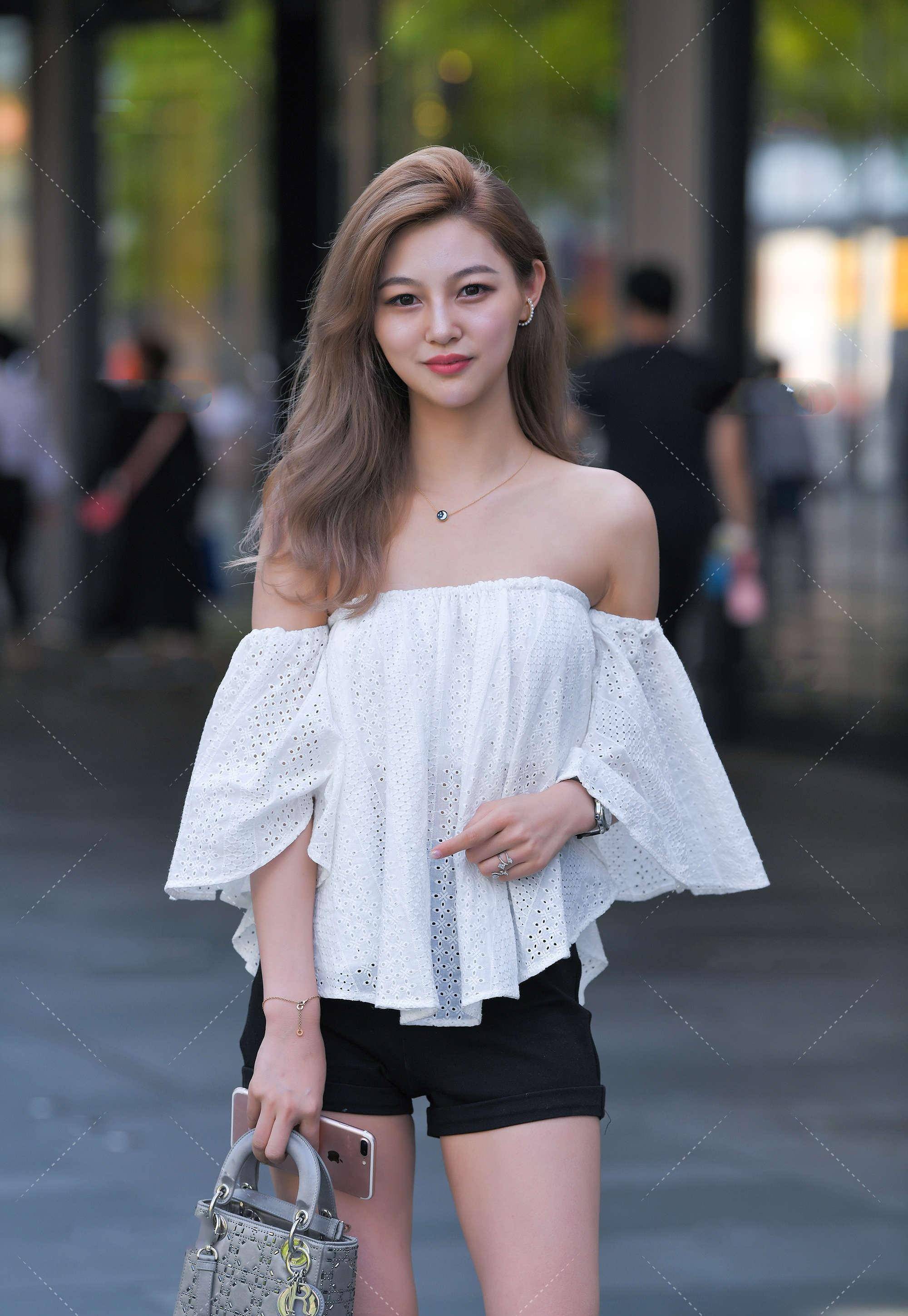 白色一字肩镂空上衣,完美锁骨,女人味十足_衣服_气质_丝绒