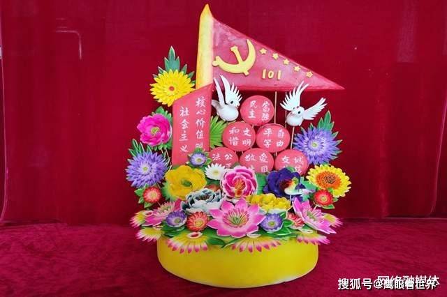 泾川县党原镇弘泰食品公司经理张兰梅女士制作面塑手工艺品庆祝党的10