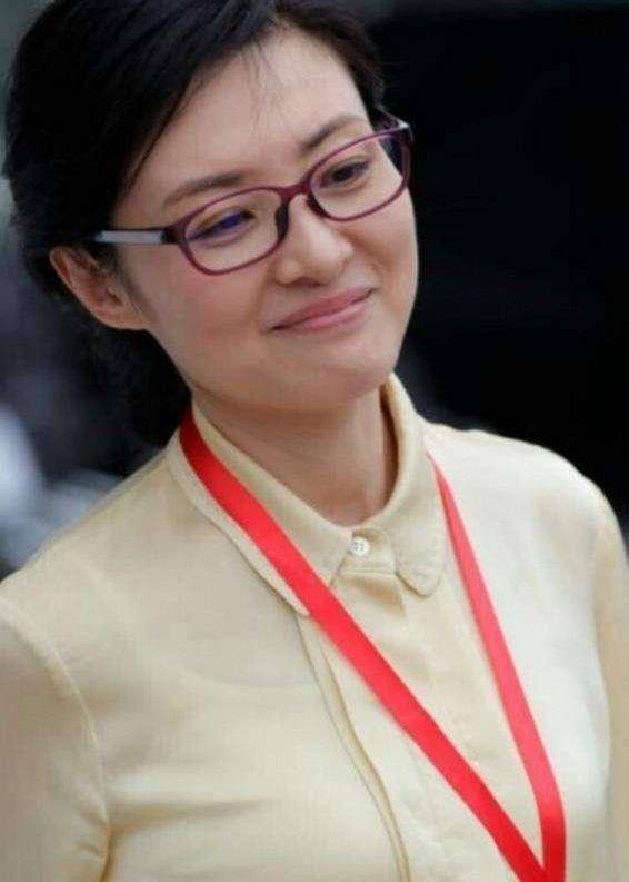 54岁的周涛近照,辟谣女儿有自闭症,不过闺女确实没妈妈长得好看_美人