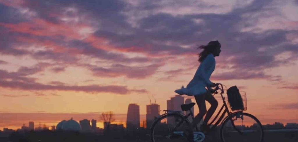 孔雪儿穿衬衫短裙气质清纯 披肩微卷发灵动又可爱