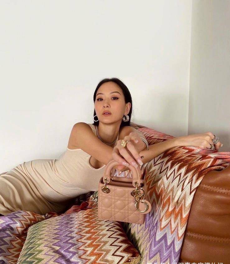 孙芸芸简直绝了,垫肩t恤配牛仔短裤,大长腿线条美到无话可说_黑色