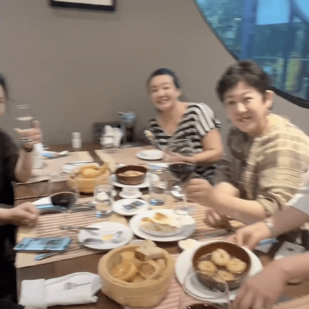 众星现身张兰豪宅为杭天琪接风!近照仍显冻龄