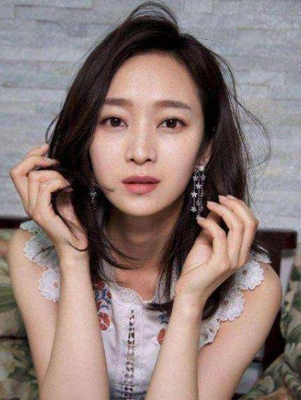 42岁王治郅身价过亿,曾爱上富二代,二婚遇上29岁娇妻,韵味十足_八一队