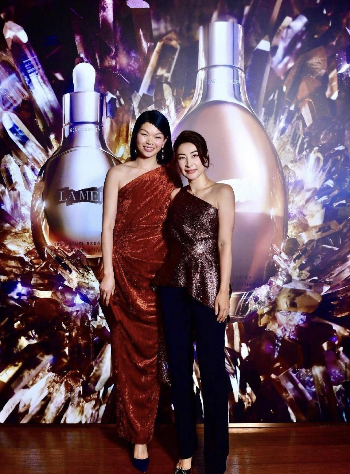 郭晶晶拿出真本领同框徐子淇白色抹胸裙配华丽珠宝气质惊艳