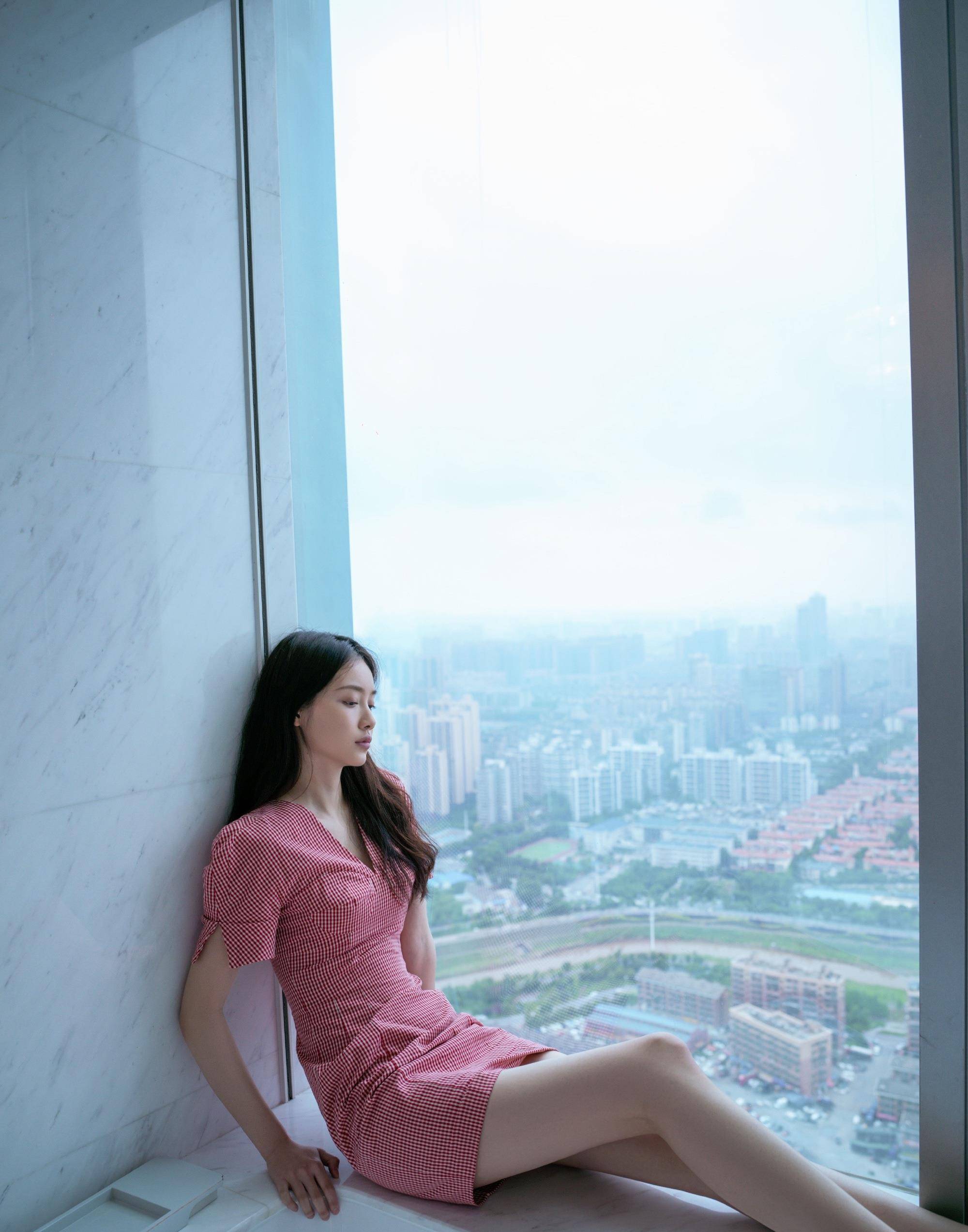 原创年度最美女人孙伊涵身穿红色短裙展现曼妙身材和美腿