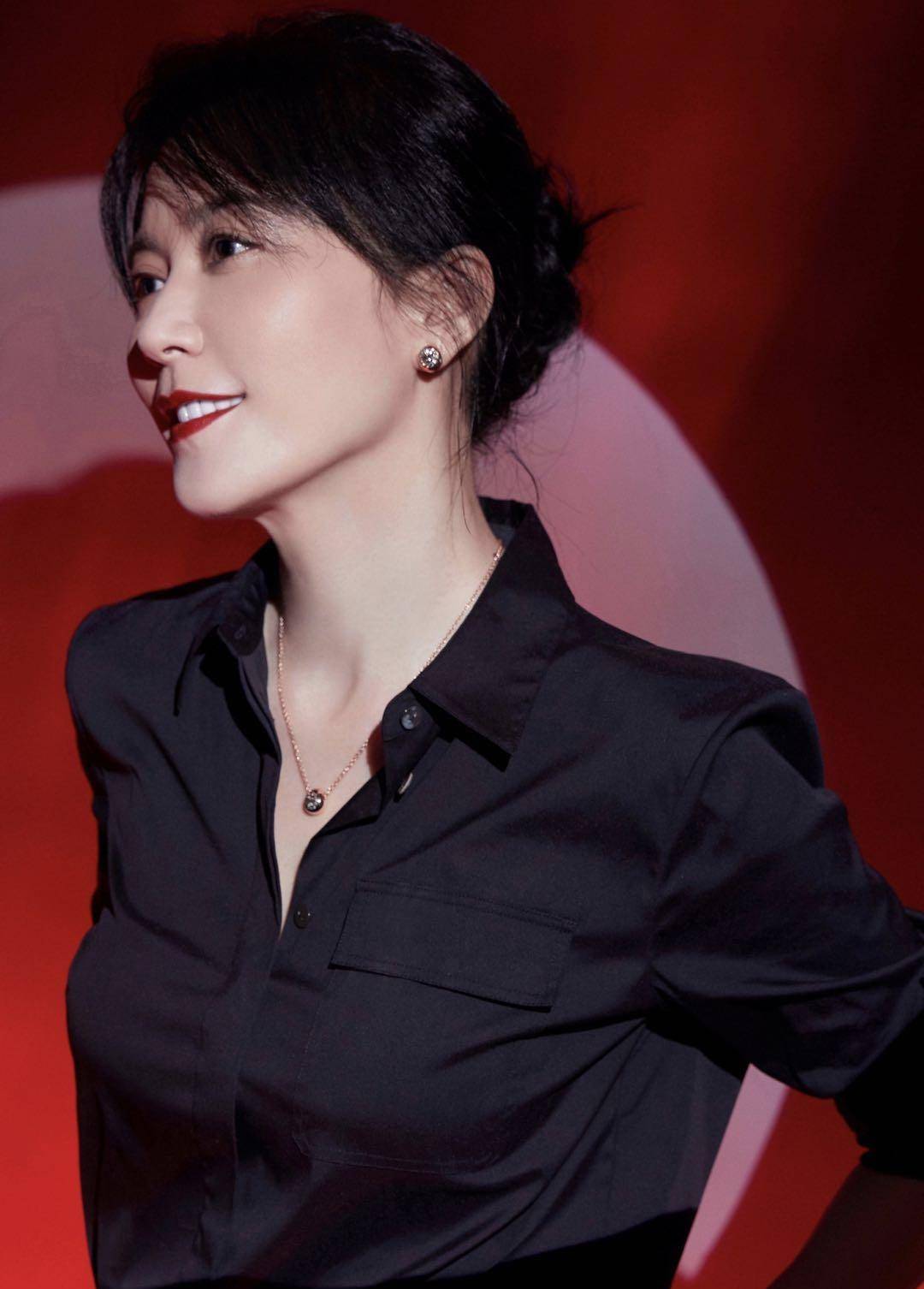 原创俞飞鸿真不像49岁穿一身黑色衣服衬得唇红齿白太美了