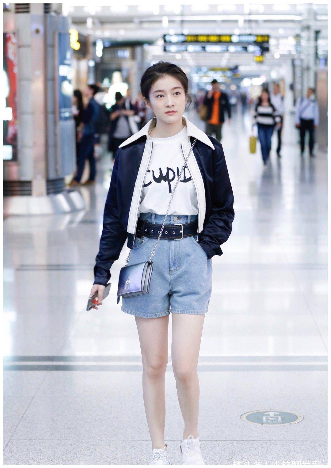 张雪迎短发干练长发随性,无论是短袖还是衬衫,都能穿出高级感_黑色